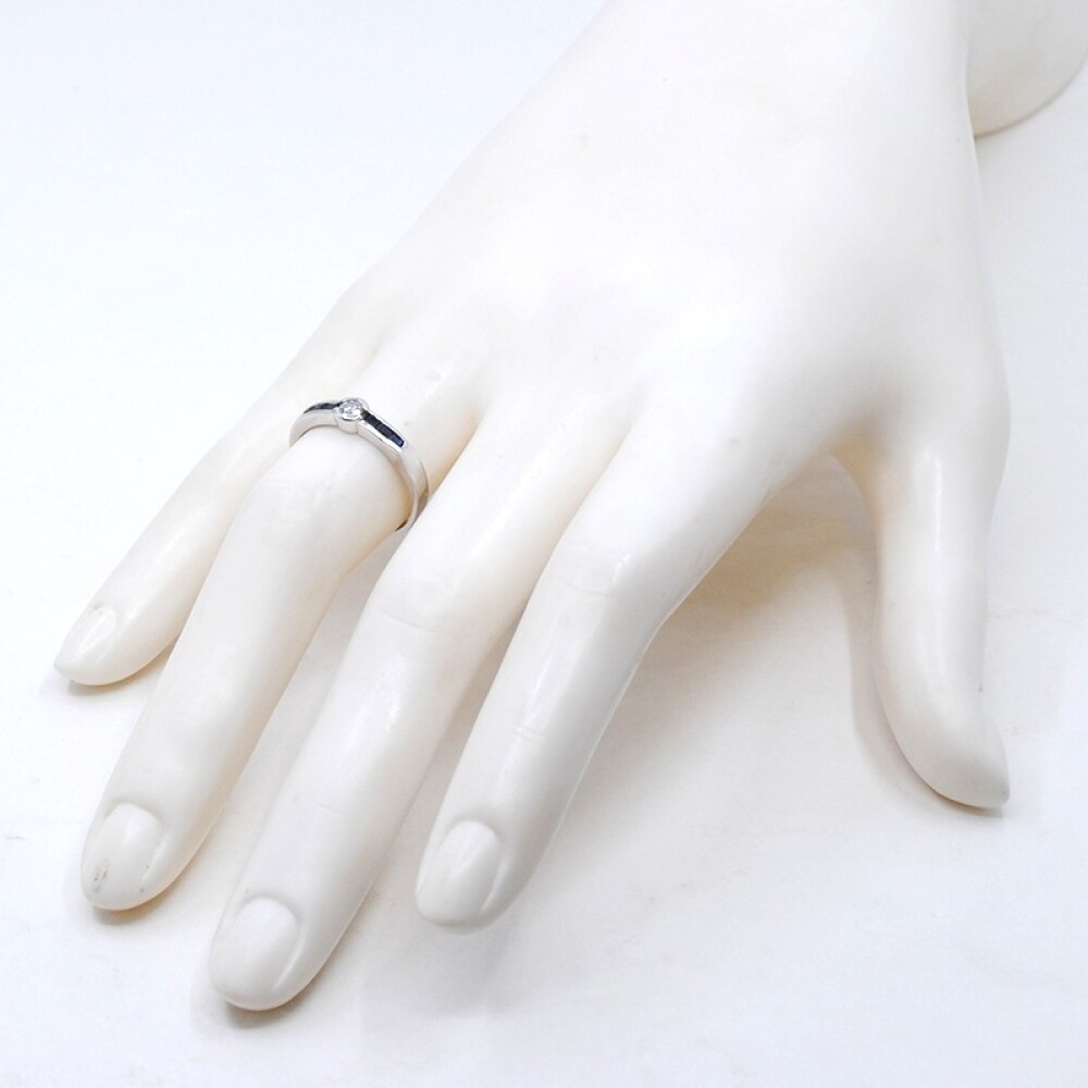 Anillo en oro 18k blanco , brillante y zafiros. Anillo en oro 18k blanco , brillante y zafiros.