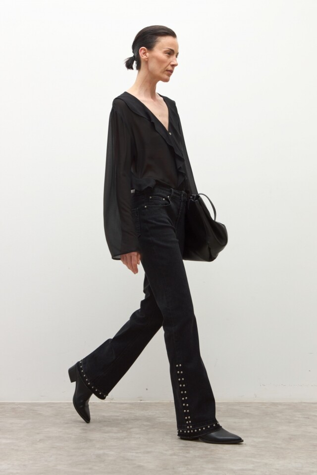 Jean bootcut Liza con tachas negro