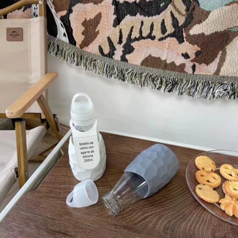 3x2 OUTLET Botella de Agua c/agarre silicona 250ml 3x2 Outlet Botella De Agua C/agarre Silicona 250ml