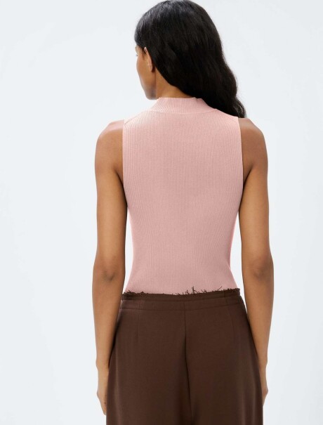 MUSCULOSA EN TELA ACANALADA CON CUELLO ALTO ROSA