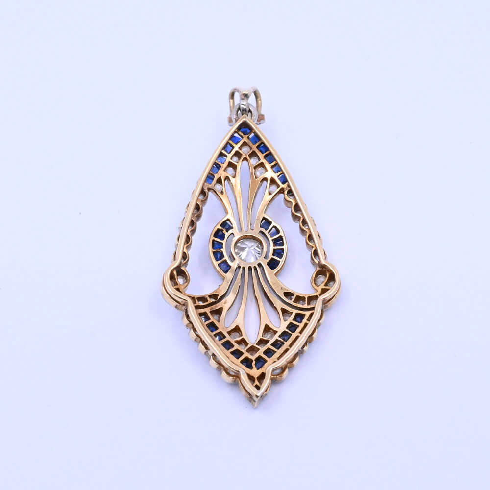 Colgante oro 18k antiguo con brillante, diamantes y zafiros sintéticos. Colgante oro 18k antiguo con brillante, diamantes y zafiros sintéticos.