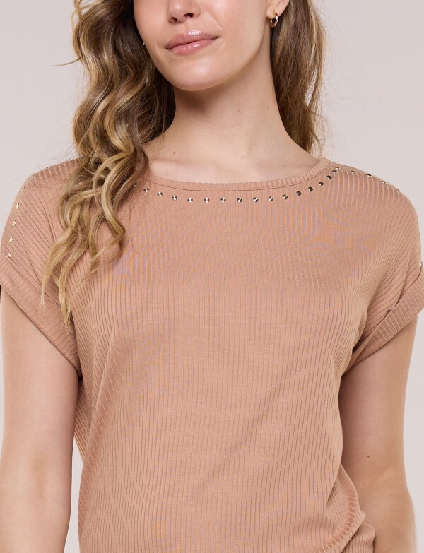Remera Escote Con Tachas Metálicas TOSTADO