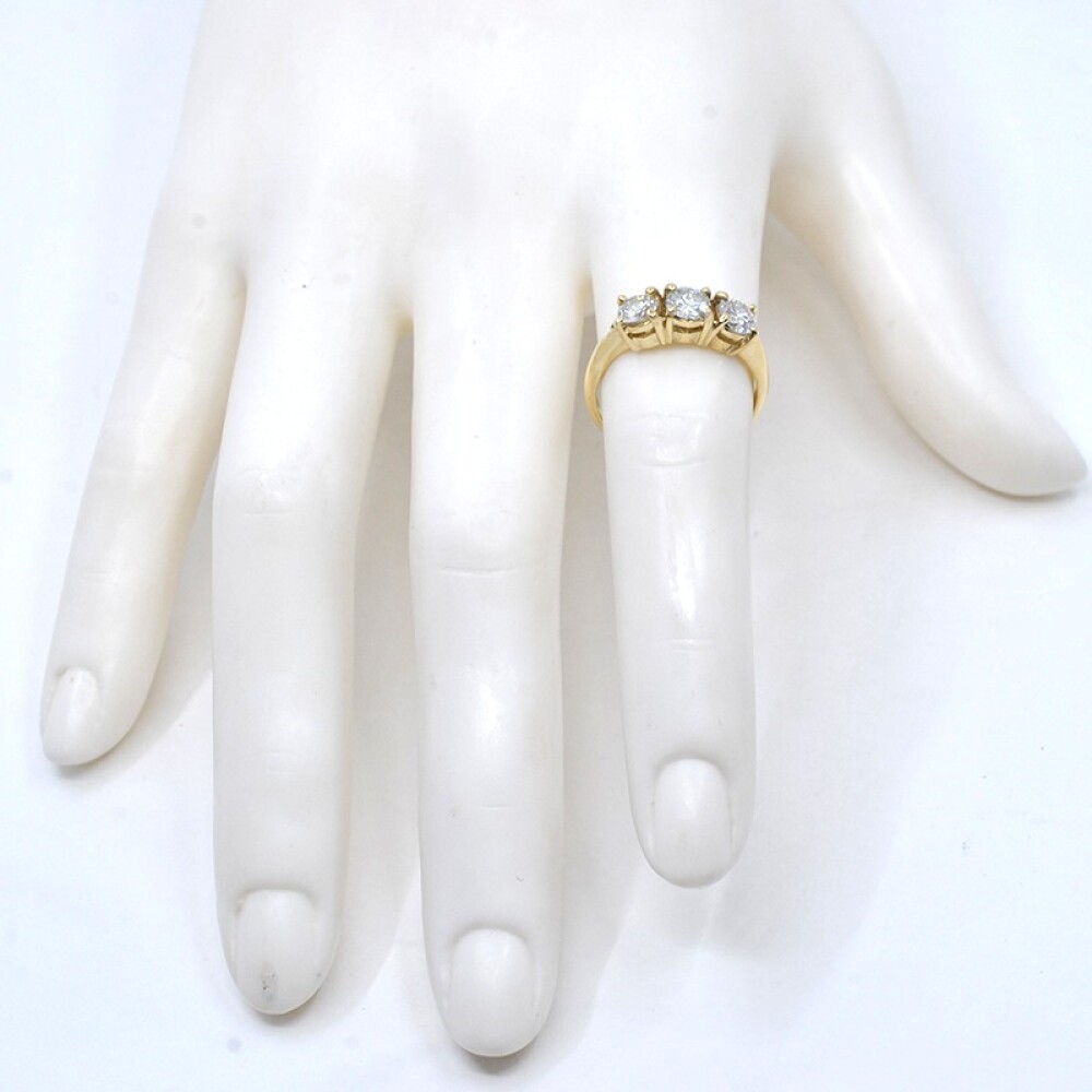 Anillo en oro 18k amarillo y 3 brillantes Anillo en oro 18k amarillo y 3 brillantes