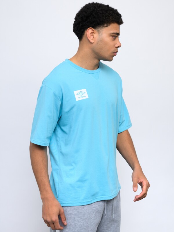 REMERA TRUCKER Umbro Hombre 079