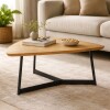 Mesa de centro triangular en madera y metal Mesa de centro triangular en madera y metal
