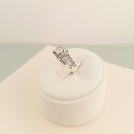 Anillo de plata 925, double en oro 18 ktes y circonias. Anillo de plata 925, double en oro 18 ktes y circonias.