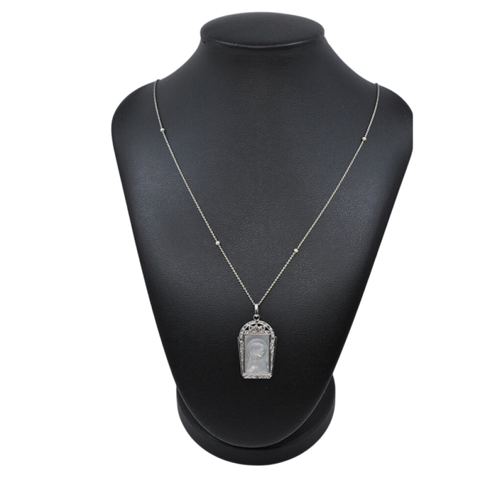 Medalla antigua en oro blanco 18k con imagen de la virgen en nácar y diamantes Medalla antigua en oro blanco 18k con imagen de la virgen en nácar y diamantes