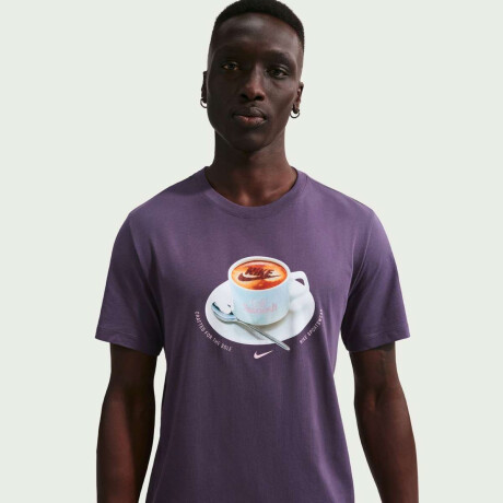 Remera Nike Std Cafe Swoosh Mug De Hombre Morado