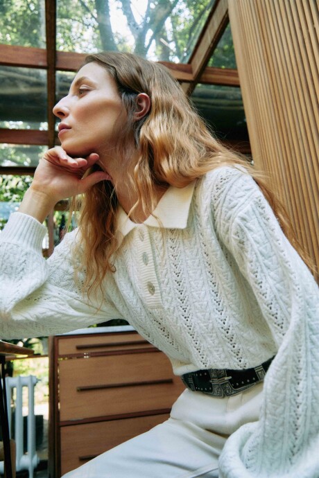 Sweater con cuello polo y estructuras crudo