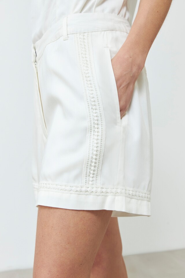 Short con detalle lateral crudo