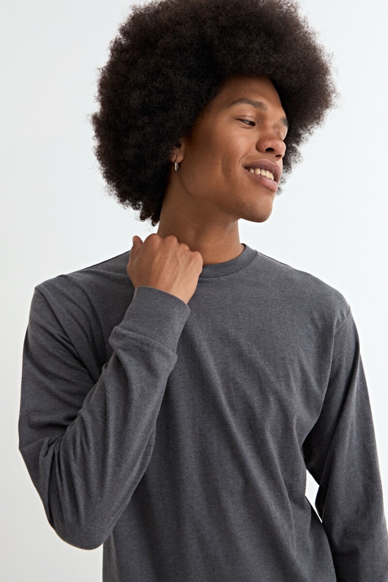 Remera cuello redondo GRIS