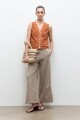 Blusa con alforzas lacre