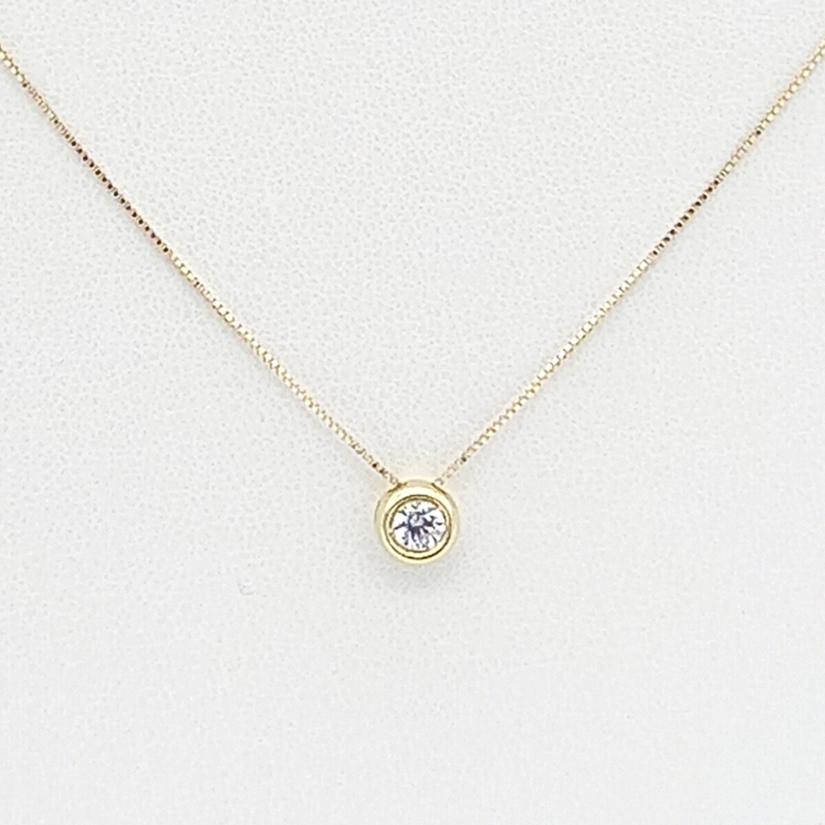 Conjunto de cadena y colgante en oro 10 ktes, PUNTO DE LUZ. 