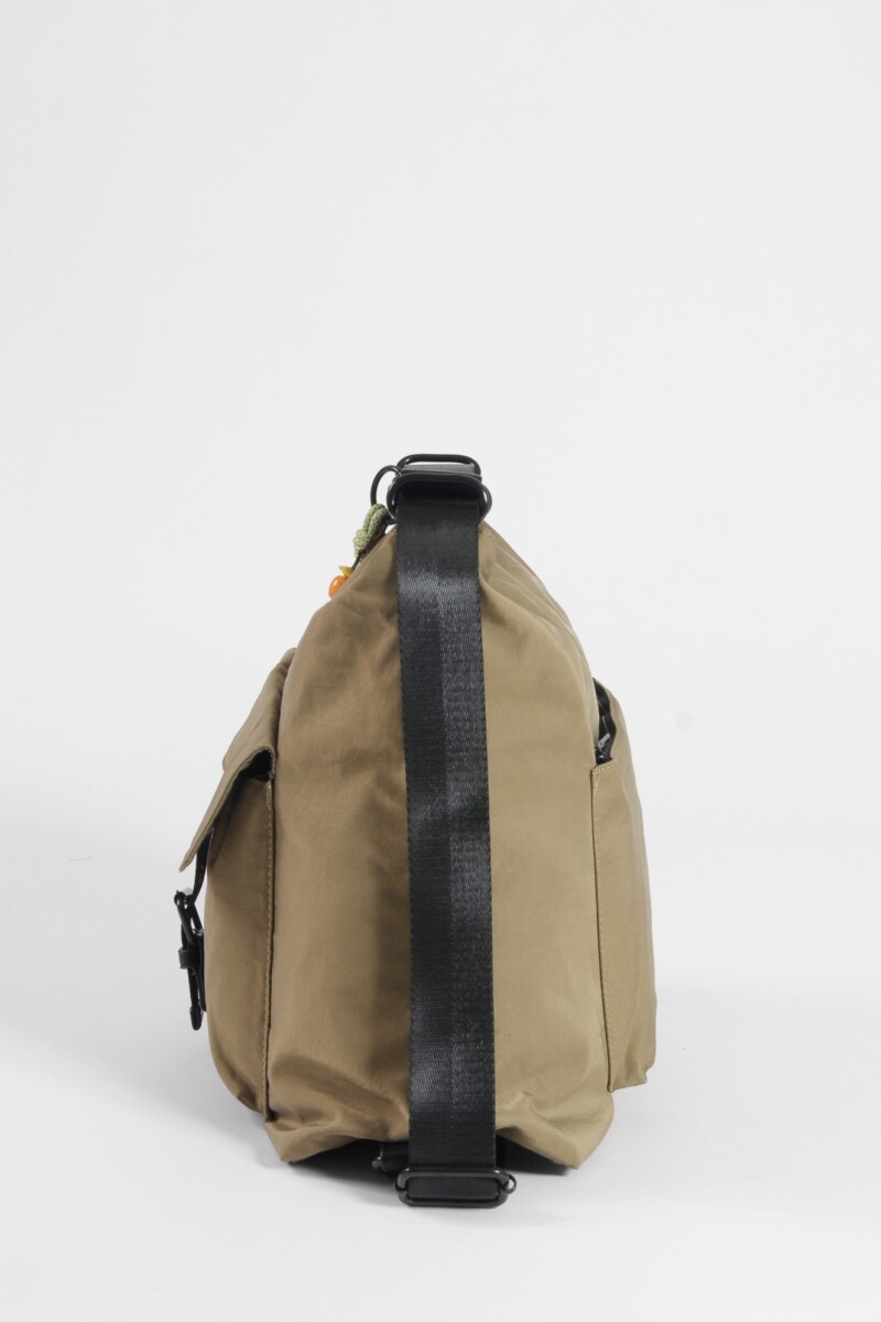 Mochila hobo con llavero verde