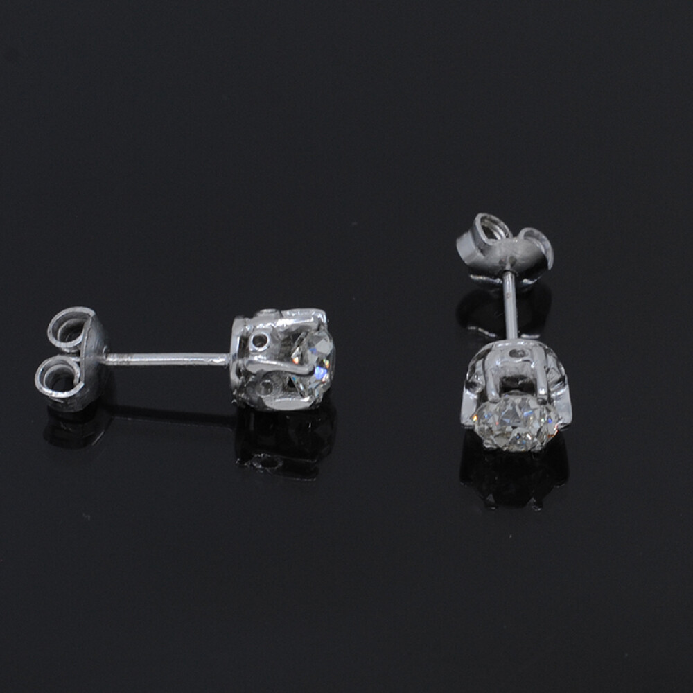 Caravanas en oro 18k blanco y brillantes. Caravanas en oro 18k blanco y brillantes.
