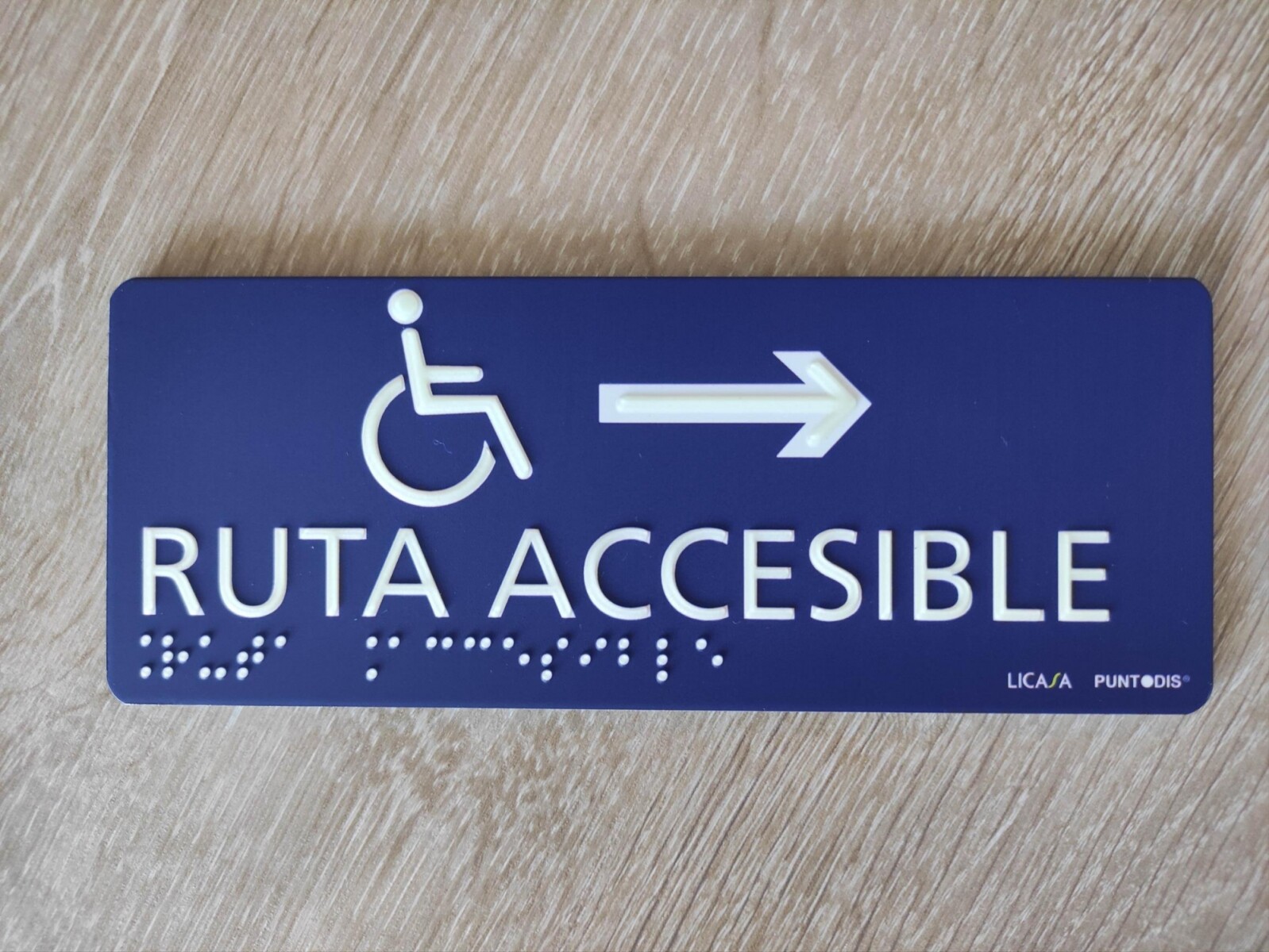 Señalética Ruta Accesible en Braille y Altorrelieve - DERECHA 