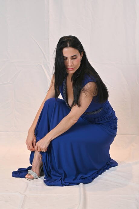 Vestido largo bordado con escote Uma Azul
