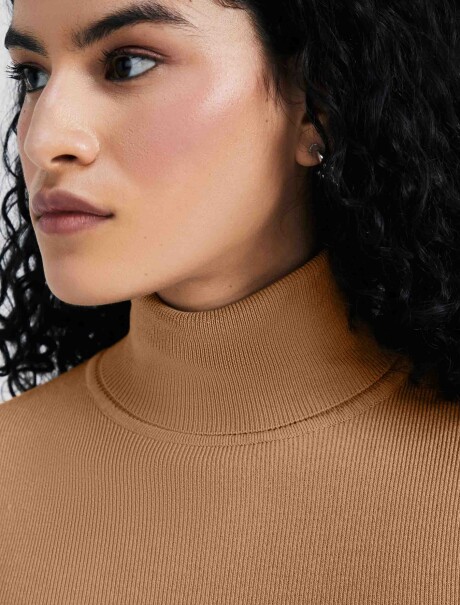 BLUSA MANGA LARGA CUELLO ALTO BEIGE