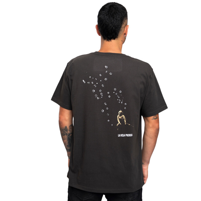 Remera La isla x La Vela - Escampar Escafandra Remera La isla x La Vela - Escampar Escafandra