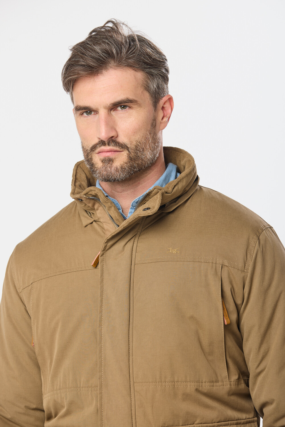 CAMPERA CON CAPUCHA DESMONTABLE Beige