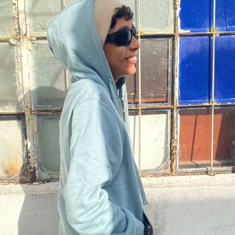 Campera con estampa Street Rebel Celeste