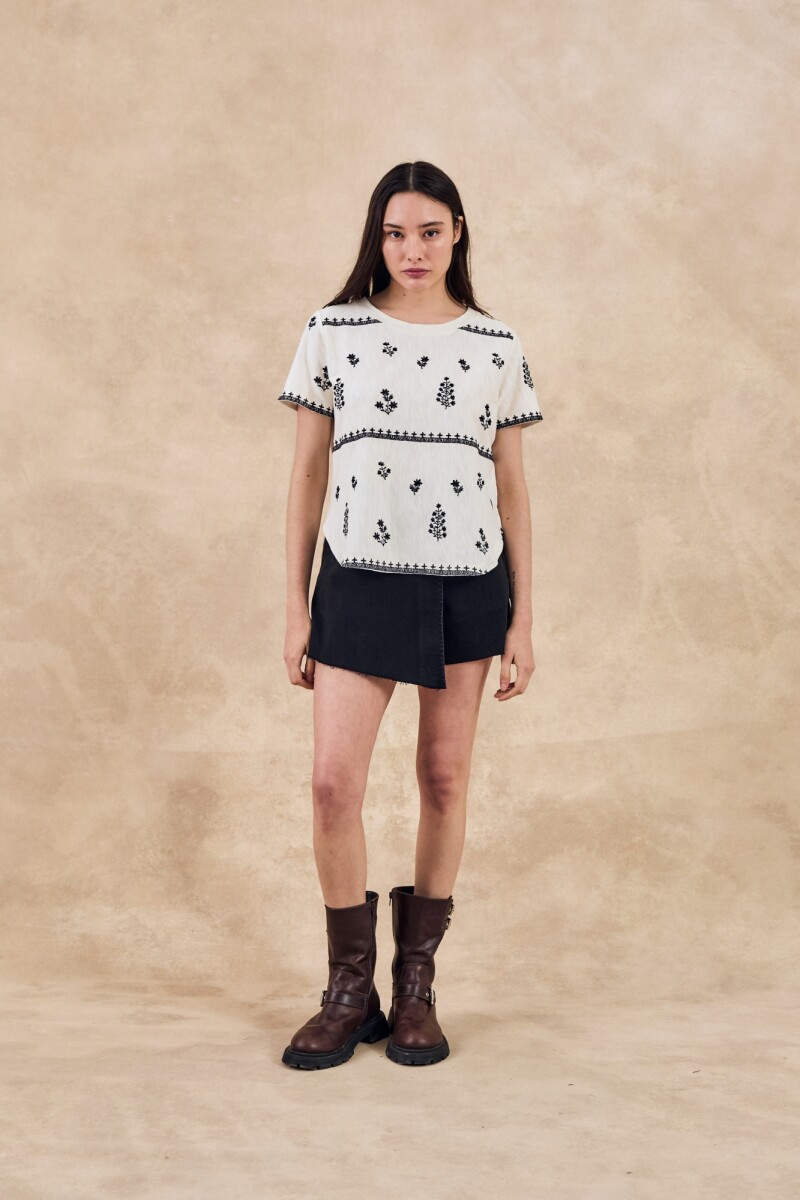 Remera Bordada Crudo Con Negro