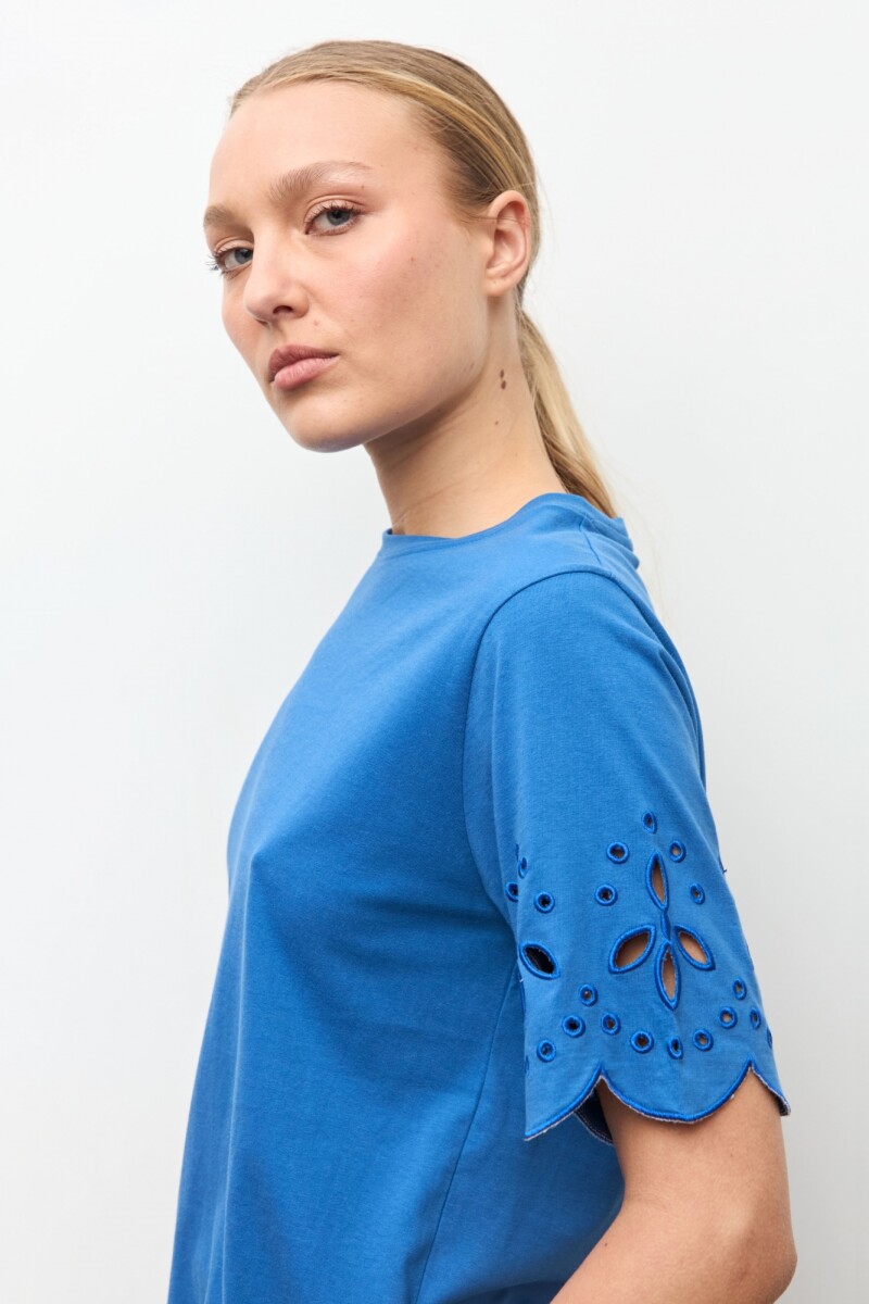 Remera calado en mangas cobalto