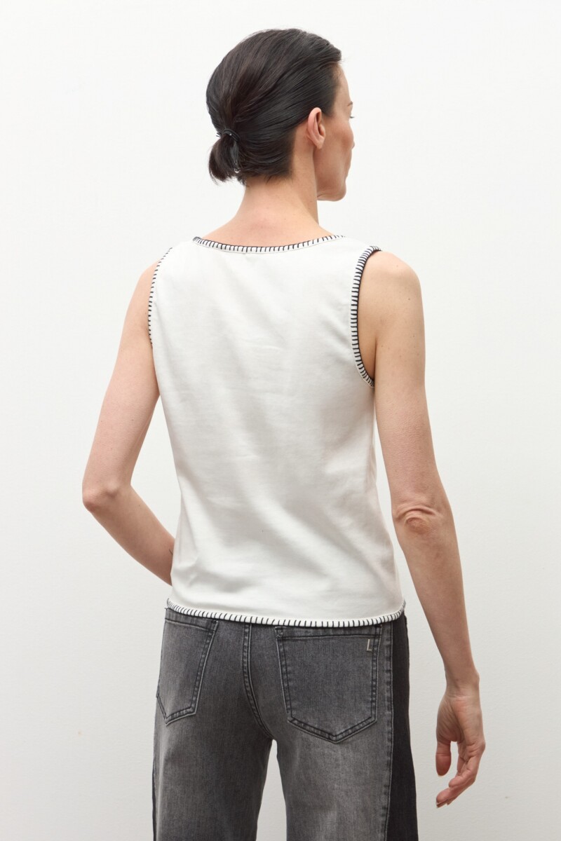 Top con bordado crudo