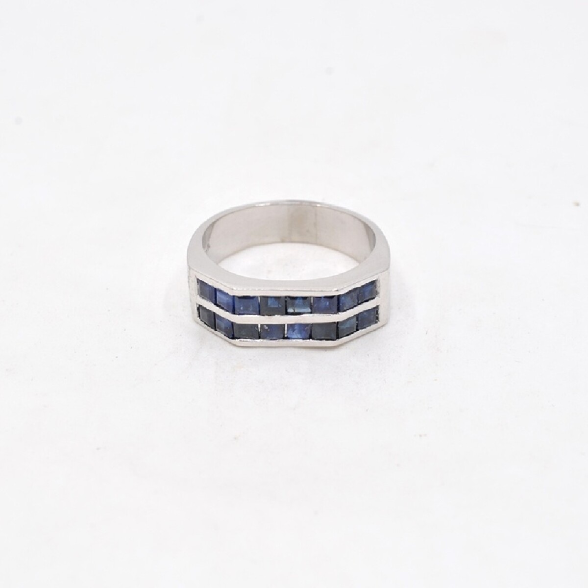 Anillo En Oro 18K Blanco Y Zafiros. 