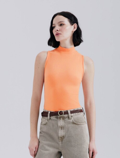 MUSCULOSA CON CUELLO ALTO NARANJA