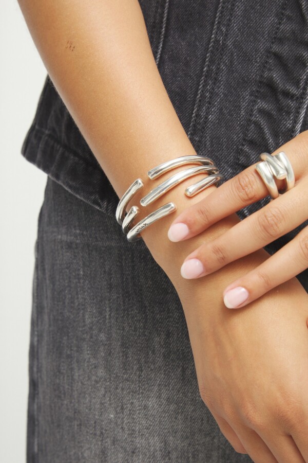 PULSERA DE ALEACIÓN DE METALES BAÑADA EN PLATA DE LEY CON FORMA DE TUBOS Pulsera