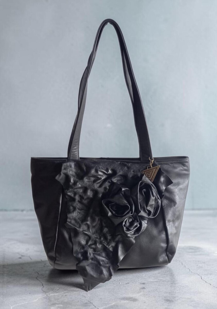 Cartera LIANA Línea Ottenta Cuero Negro Con Flores 
