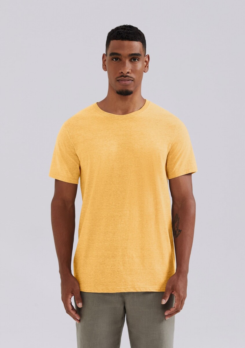 CAMISETAS BÁSICAS REGULAR WORLD - AMARILLO 