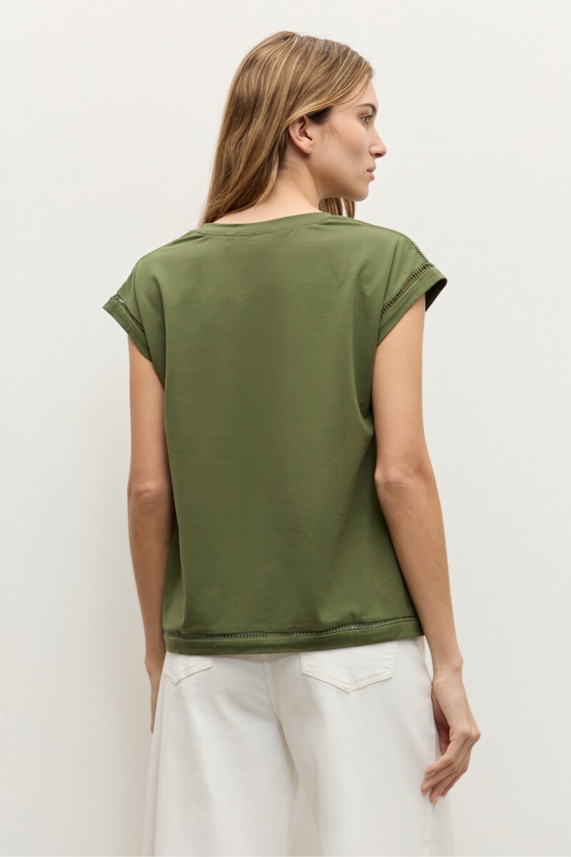 Remera con vainillas verde oliva