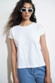 Remera escote base con bordado en hombros blanco