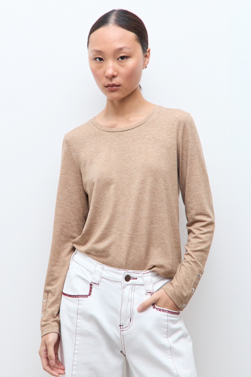 Remera con botones en puños tostado melange