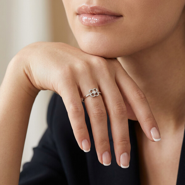 Anillo Fiore de MOON en Plata 925 con brillante Anillo Fiore de MOON en Plata 925 con brillante
