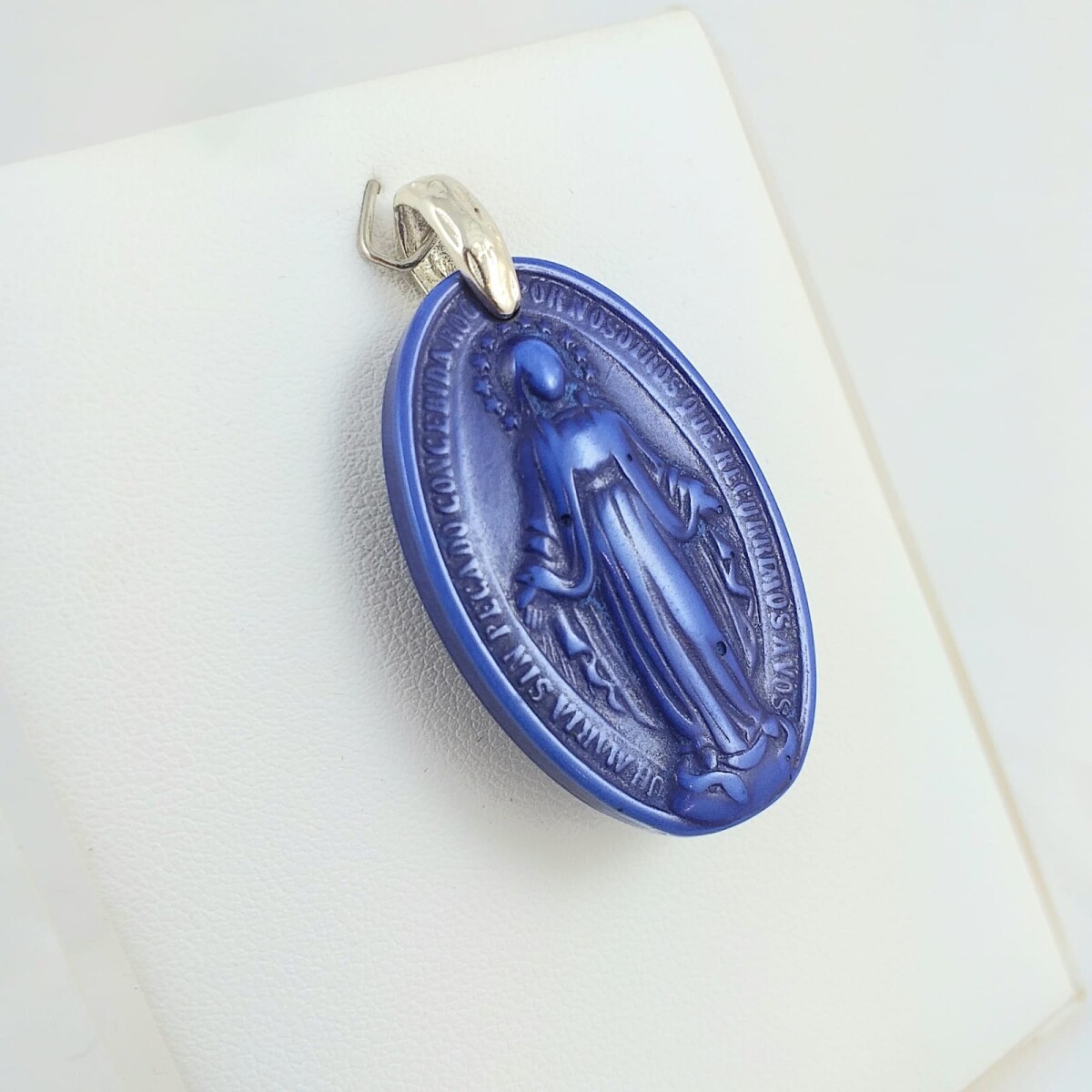 Medalla religiosa resina color azul Virgen Milagrosa, medidas 4cm*2.5cm, argolla de plata 925. 