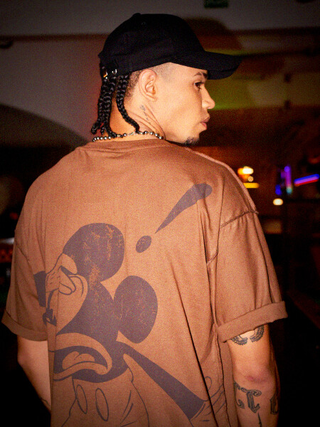 REMERA MICKEY BROWN MARRON