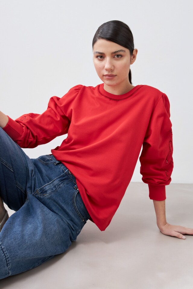 Sweatshirt con calados bordados rojo