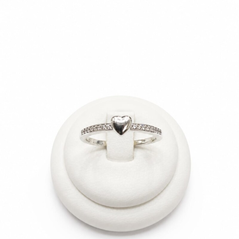 Anillo con zirconias y corazón al centro Anillo con zirconias y corazón al centro