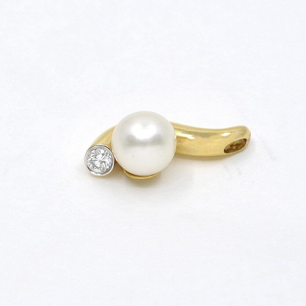 Dije en oro 18k con brillante y perla Dije en oro 18k con brillante y perla