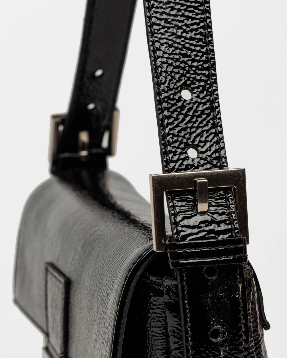 Cartera al hombro Signature en cuero charol Negro
