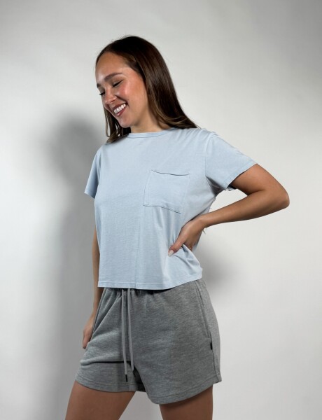 Remera con bolsillo Caro Celeste
