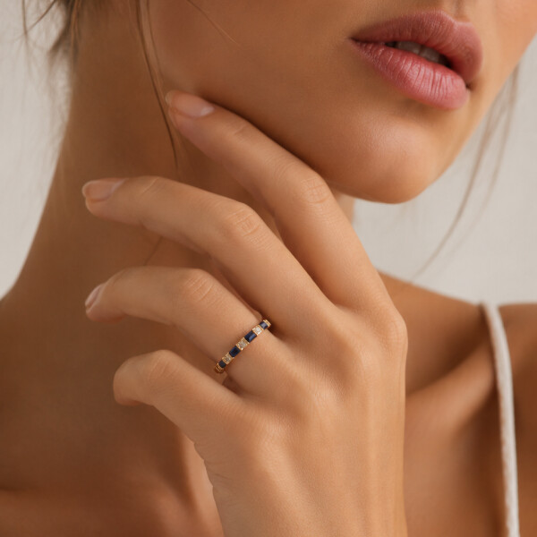 Anillo Evora de oro amarillo 18k con brillantes y zafiros Anillo Evora de oro amarillo 18k con brillantes y zafiros