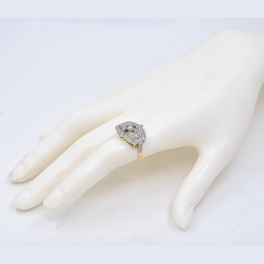 Anillo Estilo Antiguo En Oro 18K, Platino, Diamantes, Brillantes Y Zafiros Sinteticos Anillo Estilo Antiguo En Oro 18K, Platino, Diamantes, Brillantes Y Zafiros Sinteticos