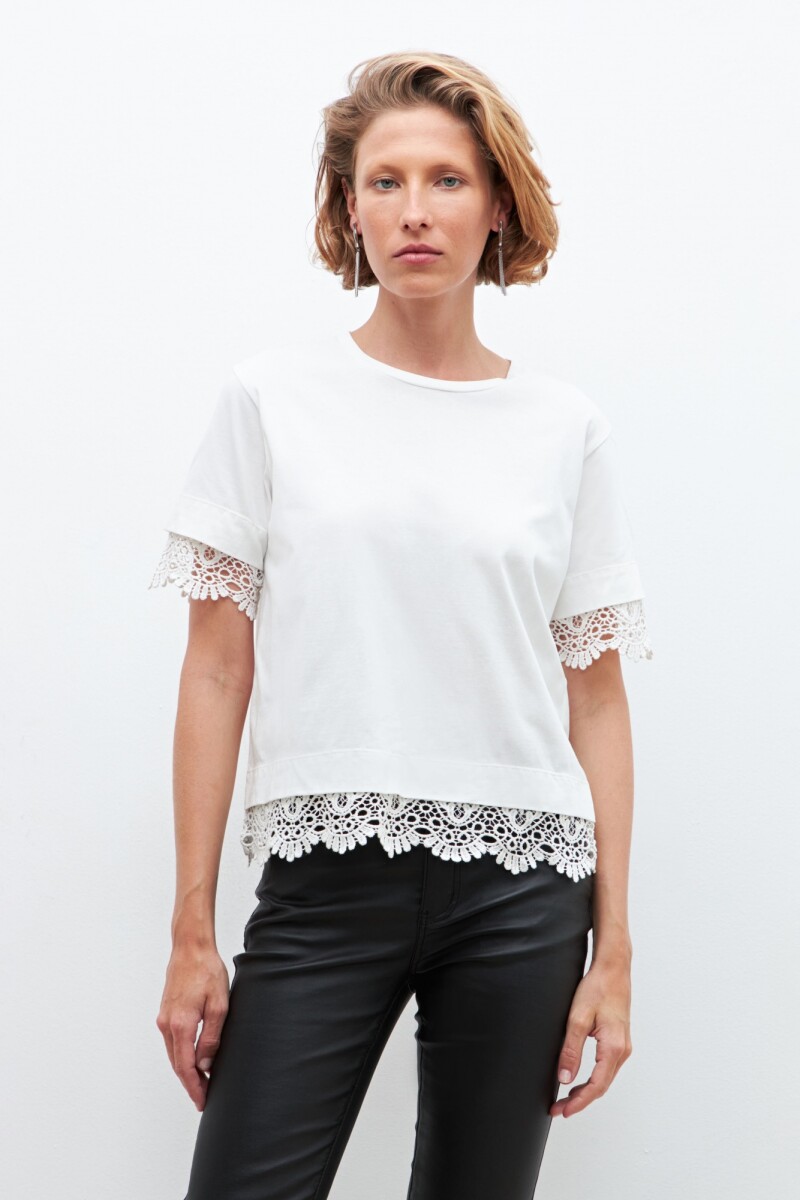 Remera con broderie crudo