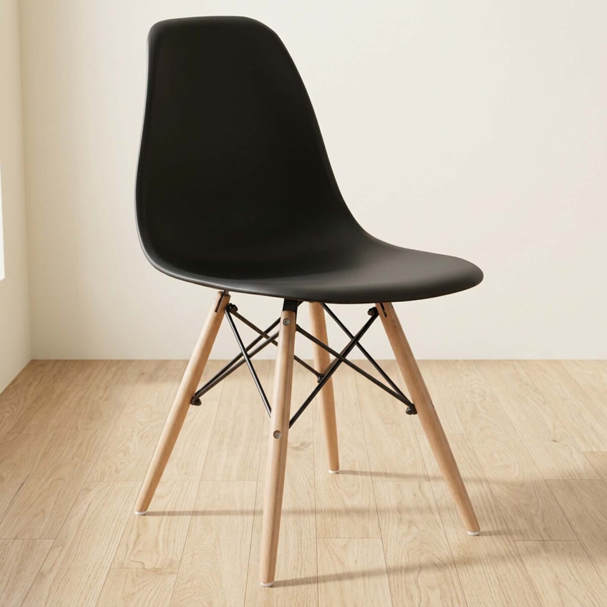 SILLA DE COMEDOR - POLIPROPILENO-Y-MADERA NEGRO ESTILO EAMES 