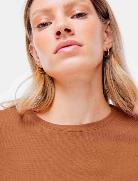 CAMISETA BÁSICA CON ELASTANO MARRÓN