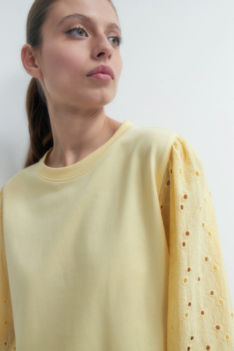 Sweatshirt con mangas de broderie amarillo